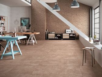 Raum in einem modernen Loft mit Feinsteinzeugfliesen in Beige