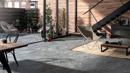 Moderner Wohnbereich mit dunklen Fliesen in Schieferoptik