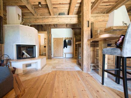 Alles perfekt aufeinander abgestimmt: Holz und Naturstein in harmonischem Einklang