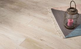 Holzoptikfliesen Urban White in hellen Beigetönen mit Teppich und Dekolaterne