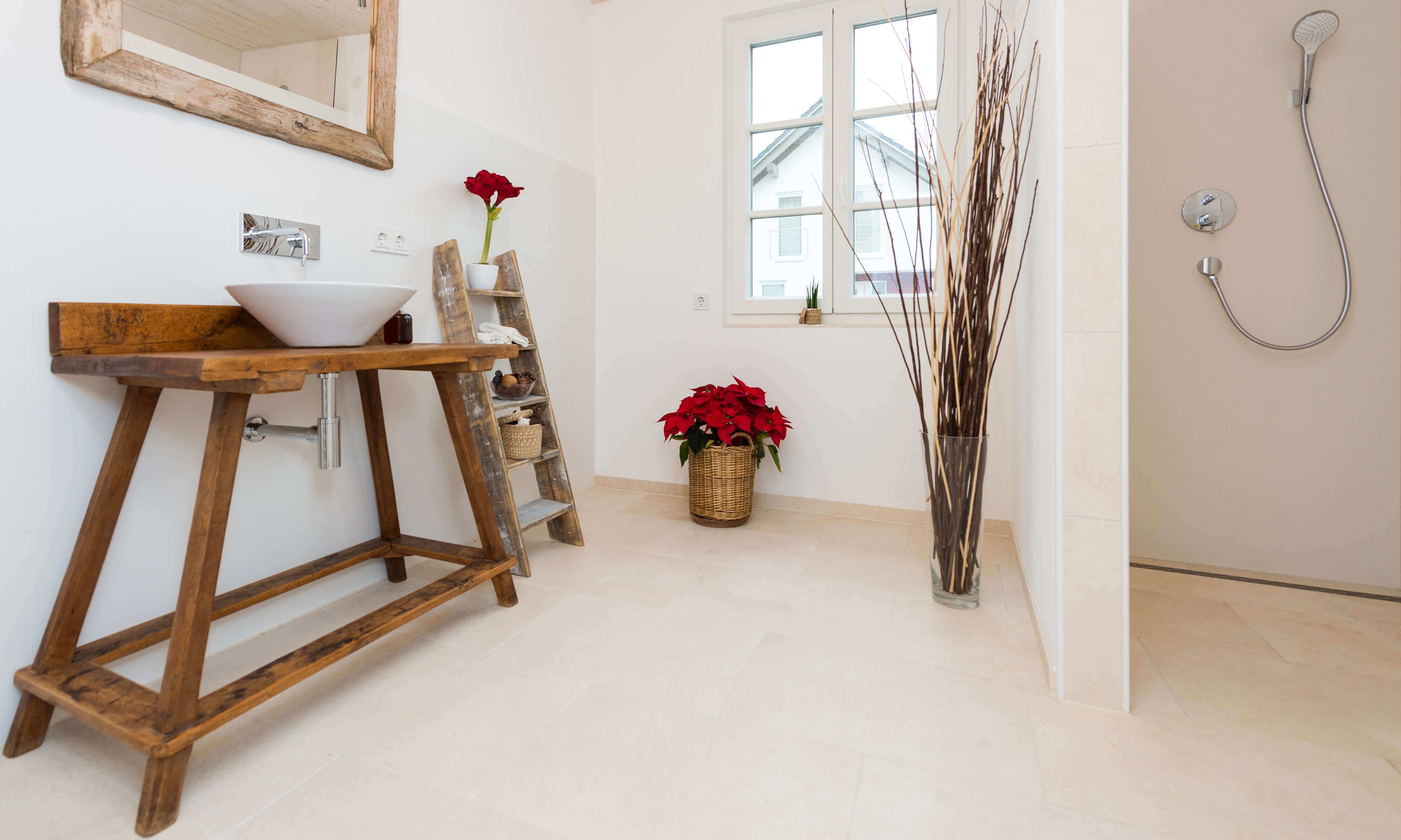 Modernes Badezimmer mit Holzmöbeln und hellen Kalksteinfliesen