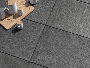 Terrassenplatte Basalt Takeda von oben mit Deko