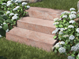 Blockstufen Gneis Bologna mit Blumen und Garten