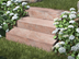 Blockstufen Gneis Bologna mit Blumen und Garten