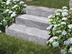 Blockstufen Gneis Urban Grey Line mit Blumen und Rasen