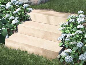 Hochwertiger Look trifft auf Top-Eigenschaften Blockstufen Kalkstein Camino Sand mit Blumen und Gebsch