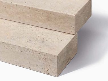 Besonders hochwertige Kantenverarbeitung in hellem Creme Blockstufen Travertin Medium Select zugeschnitten