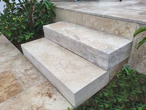 Schön und praktisch: Gartentreppe mit Travertin Medium. Kundenfoto Travertin_Blockstufe_Treppe_Nahaufnahme