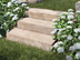 Blockstufen Travertin Noce mit Blumen und Ambiente