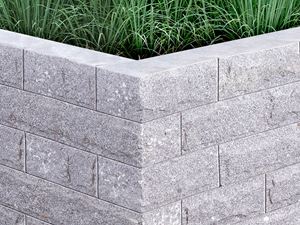 Mauersteine Granit Silver Rustica mit Gras