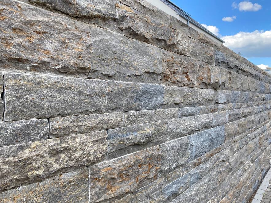 Mauersteine Kalkstein Frnkischer Muschelkalk Blick entlang der Mauer