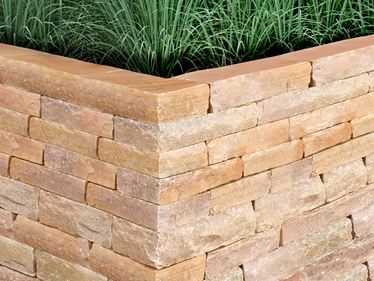 Mauersteine Quarzit Irish Gold mit Gras