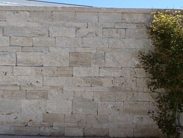 Mauersteine Travertin Medium Select Rustic Blick auf Mauer