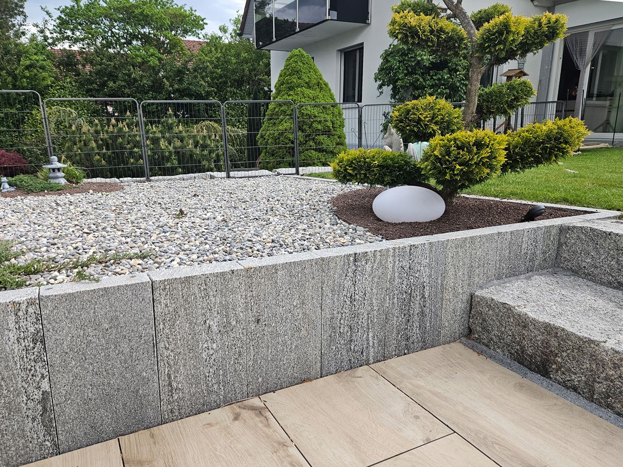 Kundenfoto: Urban Grey Line Palisaden als schöne und praktische Beetabstützung. UGL_Pallisaden_Beetabsttzung2