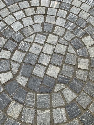 Pflastersteine Gneis Urban Grey Line im Kreis verlegt
