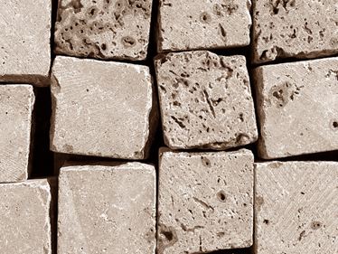 Dunkler Galerie 1 Pflastersteine_Travertin_Noce