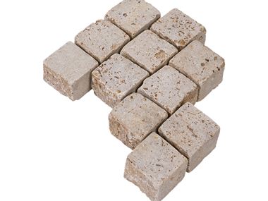 Pflastersteine Travertin Noce freigestellt