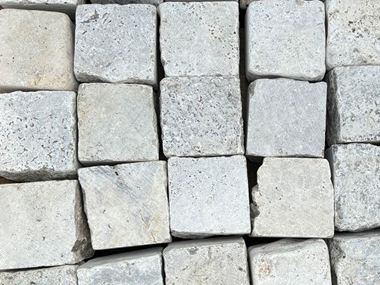Ausschnitt_Pflasterstein_Travertin_Silver_Palette
