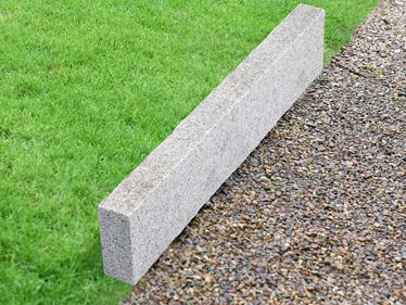 Granit Silver Classico Rasenkante mit Rasen und Kies