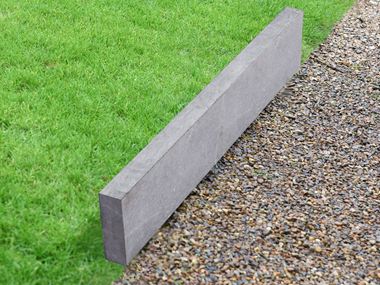 Rasenkante Kalkstein Lago mit Rasen und Kies