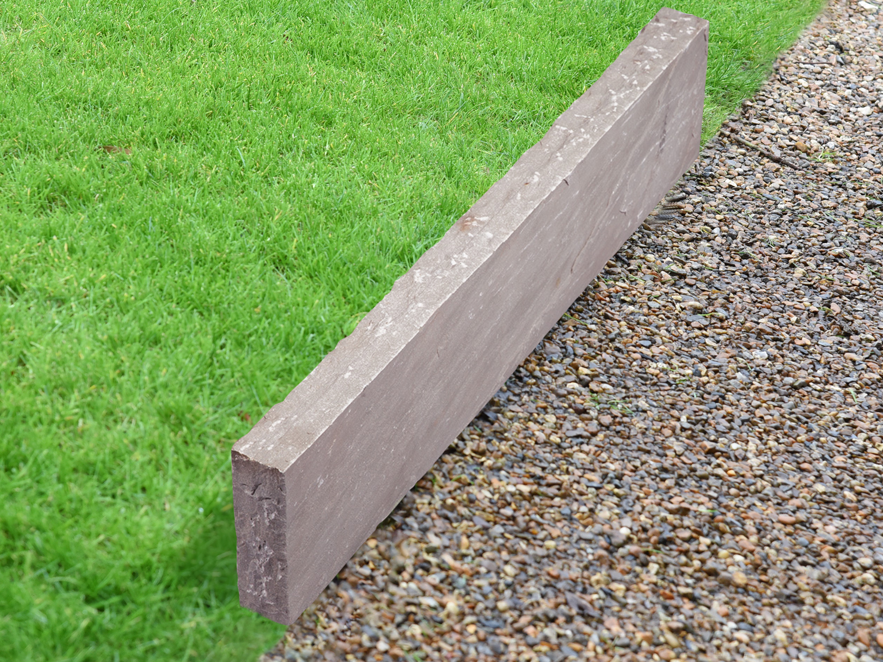 Rasenkante Sandstein Kandla Grey mit Rasen und Kies