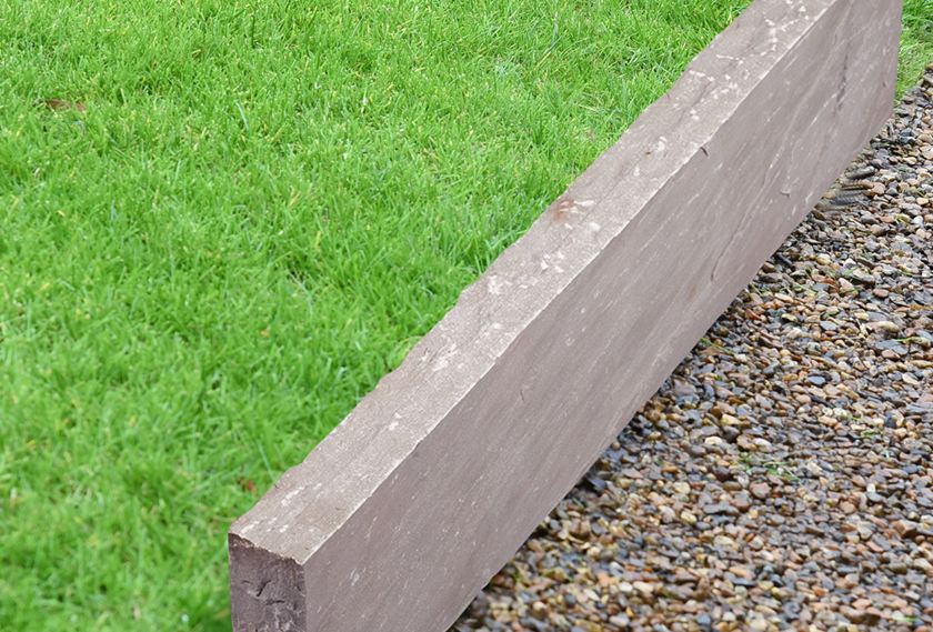 Rasenkante Sandstein Kandla Grey mit Rasen und Kies_Ausschnitt_Banner