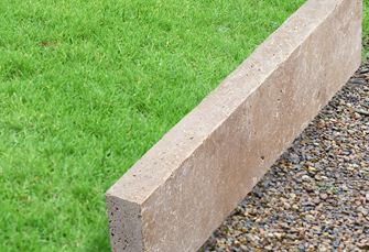 Rasenkante Travertin Noce mit Rasen und Kies_Ausschnitt_Banner