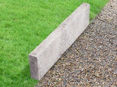 Rasenkante Travertin Silver mit Gras und Kies