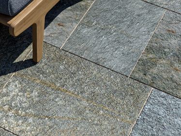 Terrassenplatte Gneis Luserna Schrägaufnahme