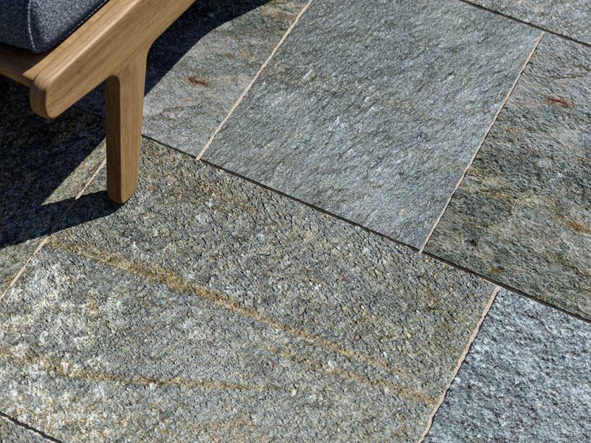 Terrassenplatte Gneis Luserna Schrägaufnahme