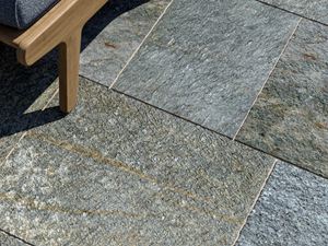 Terrassenplatte Gneis Luserna Schrägaufnahme