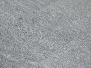 Nahaufnahme einer Granitplatte im Sonderposten