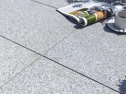 Terrassenplatte Granit Silver Classico  mit Zeitschrift und Kaffeetasse