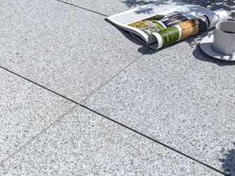 Terrassenplatte Granit Silver Classico  mit Zeitschrift und Kaffeetasse