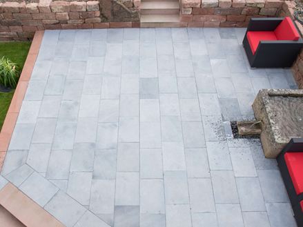 Blaustein-Terrasse mit modernen Möbeln von oben