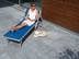 Frau entspannt auf Gartenliege und Blausteinplatten Azur