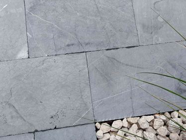 Verlegte Kalksteinplatte Blaustein Azur mit schmalen Fugen