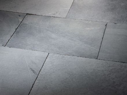 Naturstein-Platten aus Blaustein mit getrommelter Oberfläche