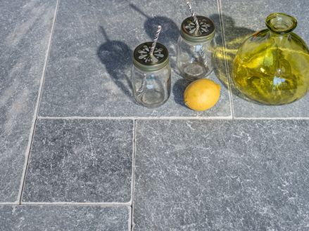 So Geht S Natursteinplatten Reinigen Jonastone Naturstein