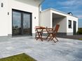 Passt gut: Moderner Bau und grauer Marmor Terrasse mit Natursteinplatten Marmor Afyon Grey