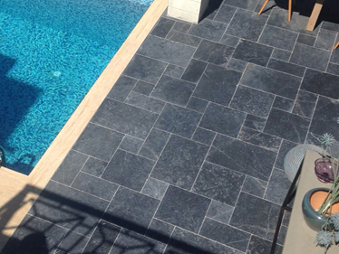 Marmorplatte Afyon Dark mit Pool