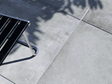 Betonoptik Terrassenplatte Ombra mit Outdoorstuhl - Draufsicht