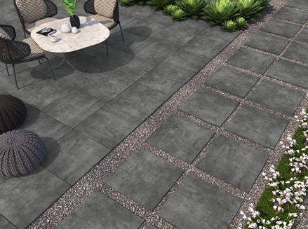 Terrasse mit dunklen Feinsteinzeugplatten Streetline Black in Betonoptik