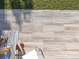 Draufsicht auf Terrasse mit Holzoptikplatten Amber Oak und Sitzecke