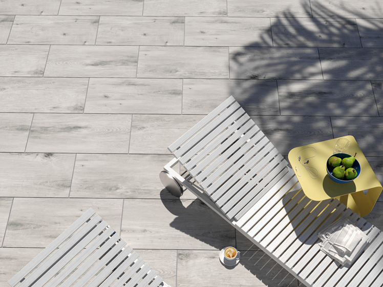 Draufsicht: Terrasseplatte Grey Oak  in Holzoptik mit Liegestühlen