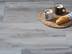 Hellbeige Platten in Holzoptik Canada Lake mit Baguette und Kaffeetassen