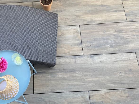 Feinsteinzeug Terrassenplatten Holzoptik Canada Lodge mit Liege und Tisch