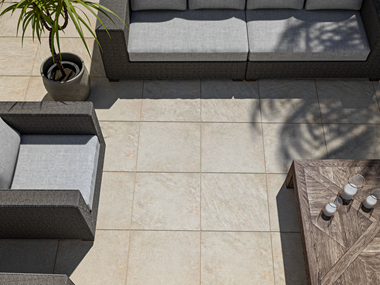 Ansicht von oben auf Terrasse mit Quarzitoptikplatte Classic Beige mit Outdoormöbeln
