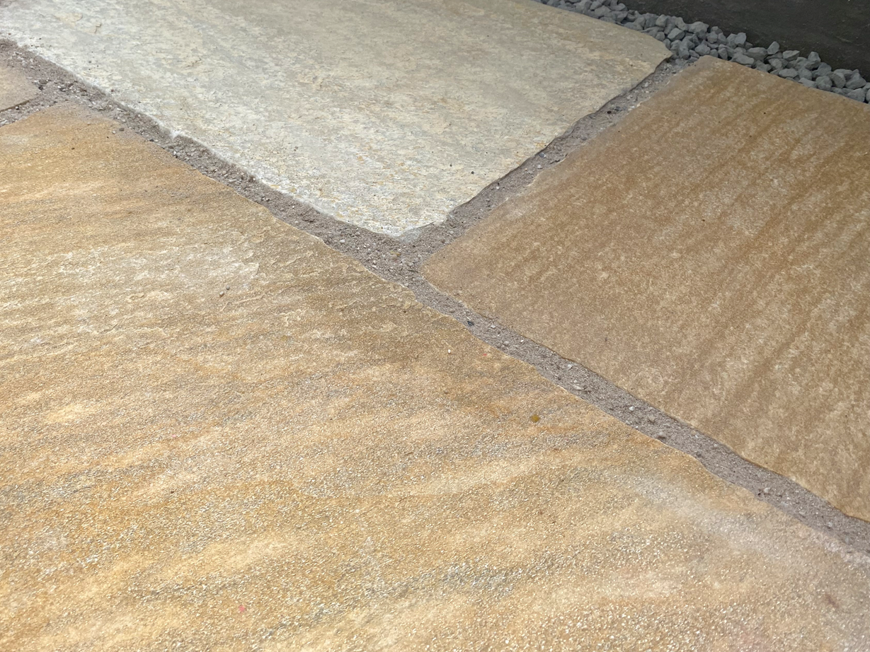 Tolle Haptik bei der Terrassenplatte Rio Dorado Gelb Quarzit-Terrassenplatte-nah2