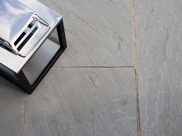 Laterne auf Sandsteinplatten Kandla Grey